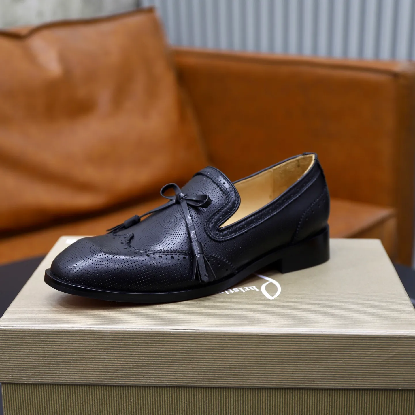 Ex-factory price: 680💰Christia*.Loubouti*🆑High-end men’s business formal leather shoes｜Classic red sole shoes｜Original imported first-layer cowhide｜Water-dyed cowhide lining｜Italian imported red rubber outsole｜High-end luxury｜Perfect interpretation of fashion, sunshine, style, suitable for various occasions Size: 38-44 (customized for 45, 46, 47)
